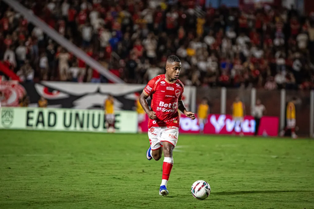 Ryan passará por cirurgia no joelho e vira desfalque no Vila Nova