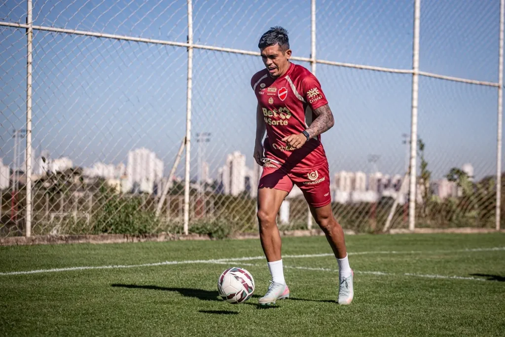 Igor Cariús se coloca à disposição para as duas laterais do Vila