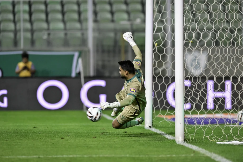 Gustavo defende pênalti de Lucas Lima e segura empate entre América-MG e Goiás