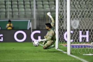 Gustavo defende pênalti de Lucas Lima e segura empate entre América-MG e Goiás