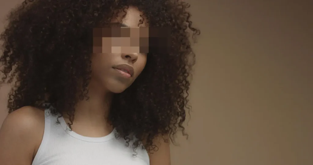'Cabelo arrepiado': síndica é investigada por injúria racial contra moradora em Goiânia