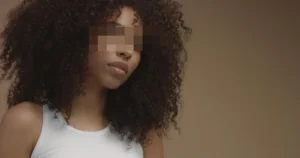 'Cabelo arrepiado': síndica é investigada por injúria racial contra moradora em Goiânia