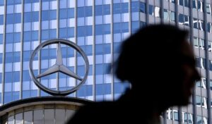 Protestos na Mercedes-Benz marcam início de mobilização no setor automotivo da Alemanha