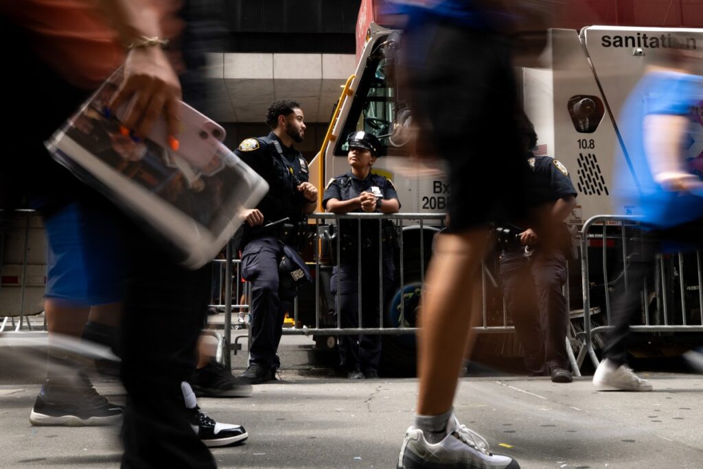 Oito pessoas, incluindo quatro crianças, são baleadas em Nova York