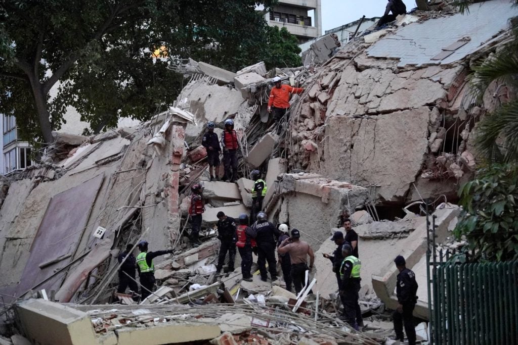 Ao menos 68 pessoas morreram em terremotos no marco zero de Caracas