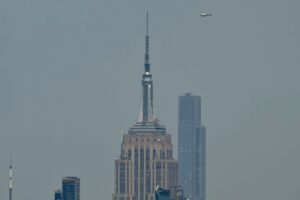 Casal que escalou Empire State Building para pedido de casamento é detido
