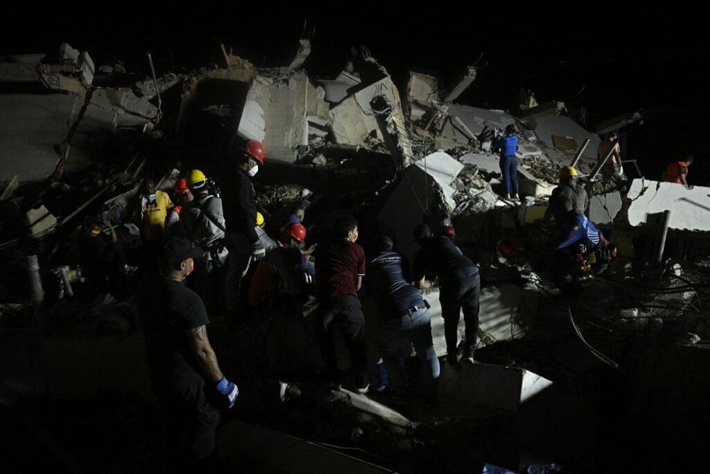 Sete dias após terremoto na Venezuela, cães indicam possível sobrevivente e brasileiros passam madrugada em resgate