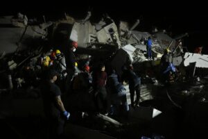 Sete dias após terremoto na Venezuela, cães indicam possível sobrevivente e brasileiros passam madrugada em resgate