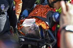 Vigilante é resgatado com vida após 8 dias dos terremotos na Venezuela