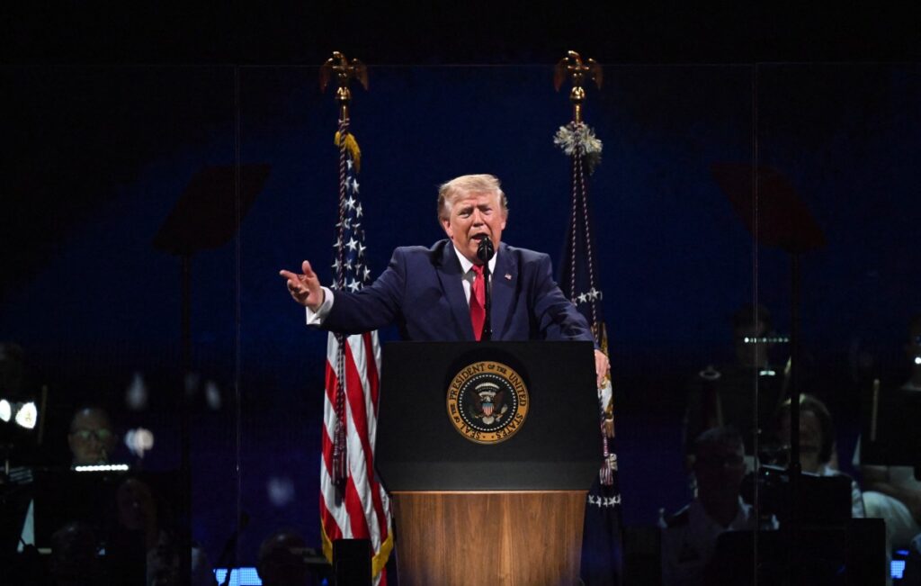 Trump se vangloria em discurso de vencer guerra, enquanto iranianos pedem vingança por Khamenei