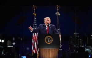 Trump se vangloria em discurso de vencer guerra, enquanto iranianos pedem vingança por Khamenei