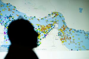 EUA intensifica bombardeios contra Irã após anunciar restabelecimento de bloqueio naval