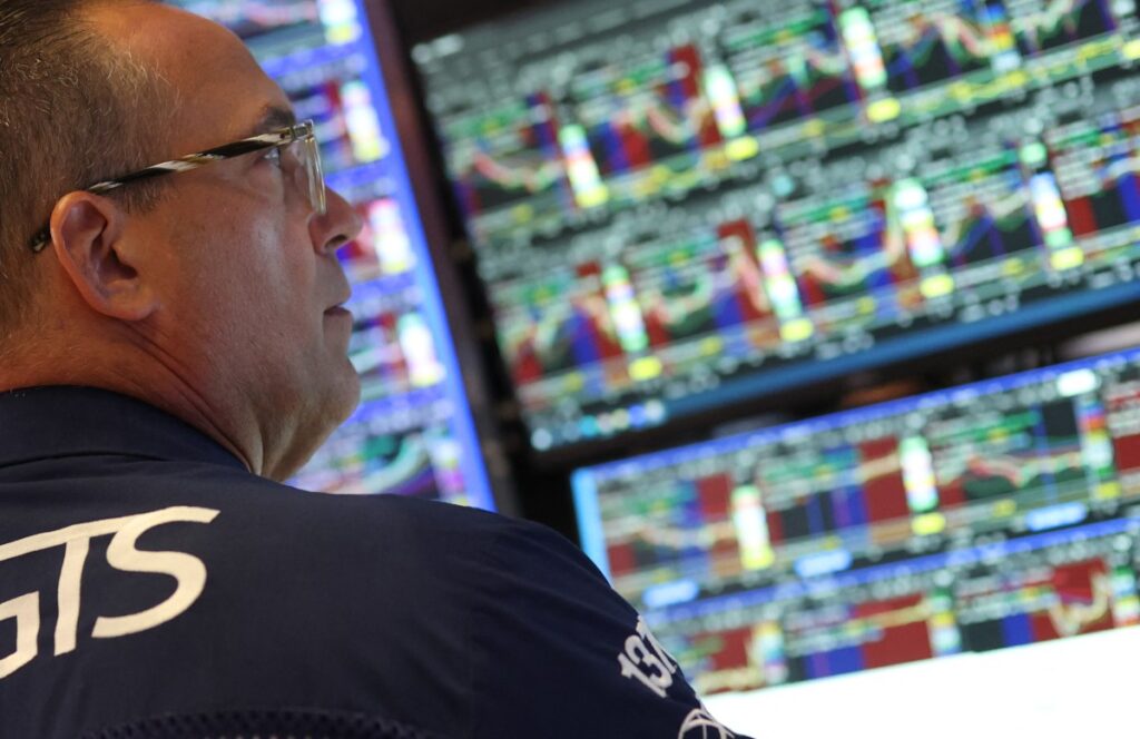 Wall Street fecha em baixa em meio a dúvidas sobre IA e conflito no Oriente Médio