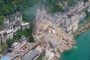 Ao menos oito mortos e mais de 30 desaparecidos em deslizamento de terra na China