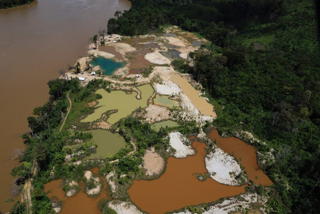 Garimpo ilegal com mercúrio polui floresta entre Suriname e Guiana francesa
