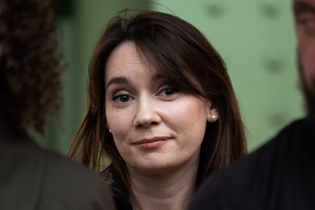França ordena expulsão de comentarista russa de televisão