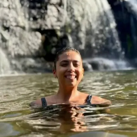 amiga de mulher desaparecida em trilha