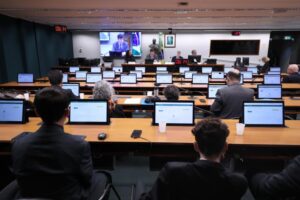 EUA: Câmara aprova projeto de financiamento temporário para evitar shutdown nas eleições