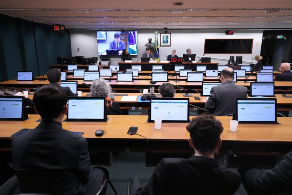 EUA: Câmara aprova projeto de financiamento temporário para evitar shutdown nas eleições