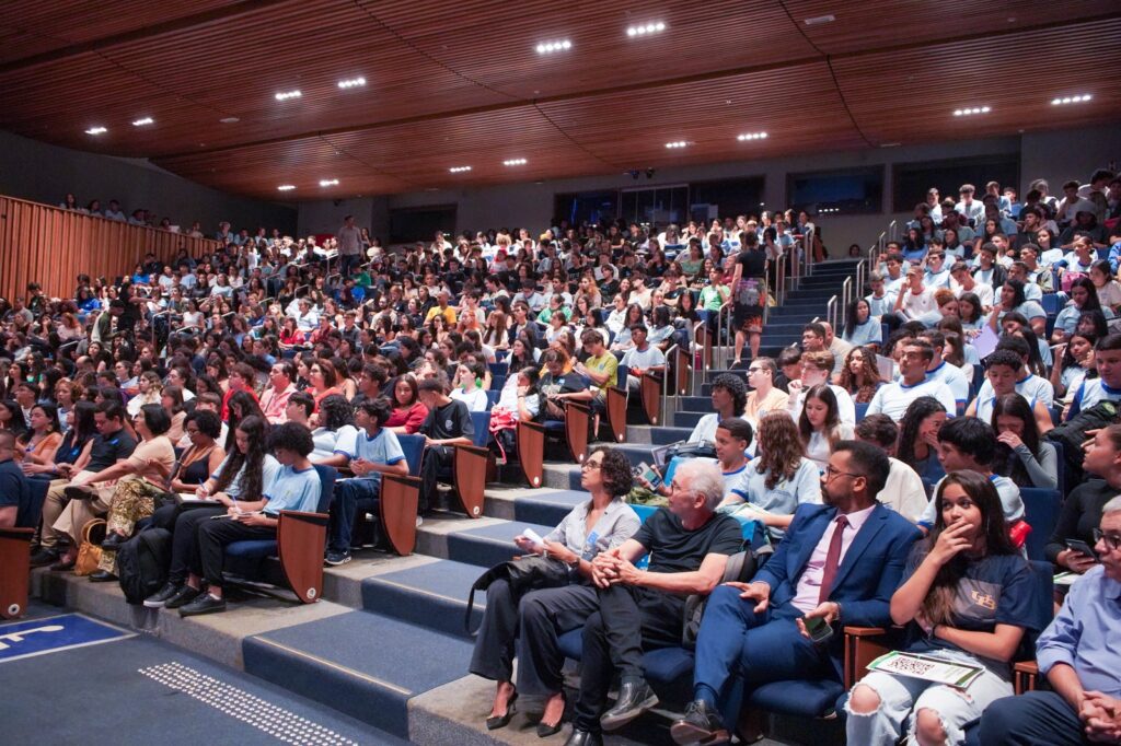 DPDF abre processo seletivo para bolsas de graduação para estudantes da rede pública