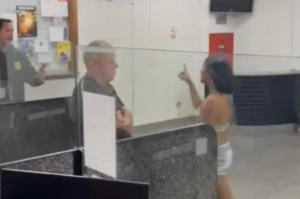 Mulher trans é presa após furtar celular, ofender policial com injúria racial e causar confusão em delegacia do DF