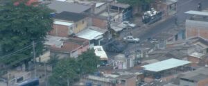 Durante operação em Costa Barros, bandidos usam ônibus como barricadas