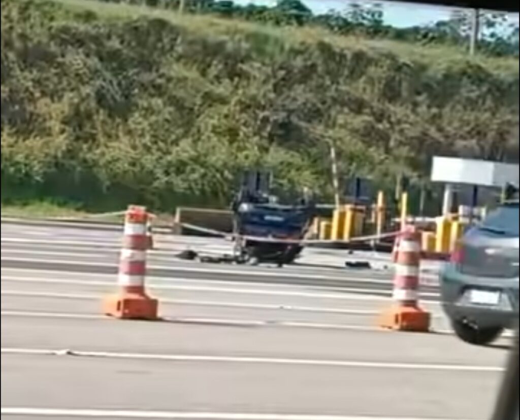 Carro atinge cabine e derruba teto de pedágio em Campinas; motorista do veículo morreu