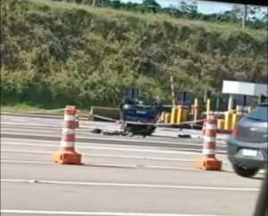 Carro atinge cabine e derruba teto de pedágio em Campinas; motorista do veículo morreu