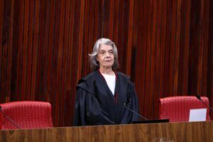 Cármen Lúcia afirma que a democracia depende do povo