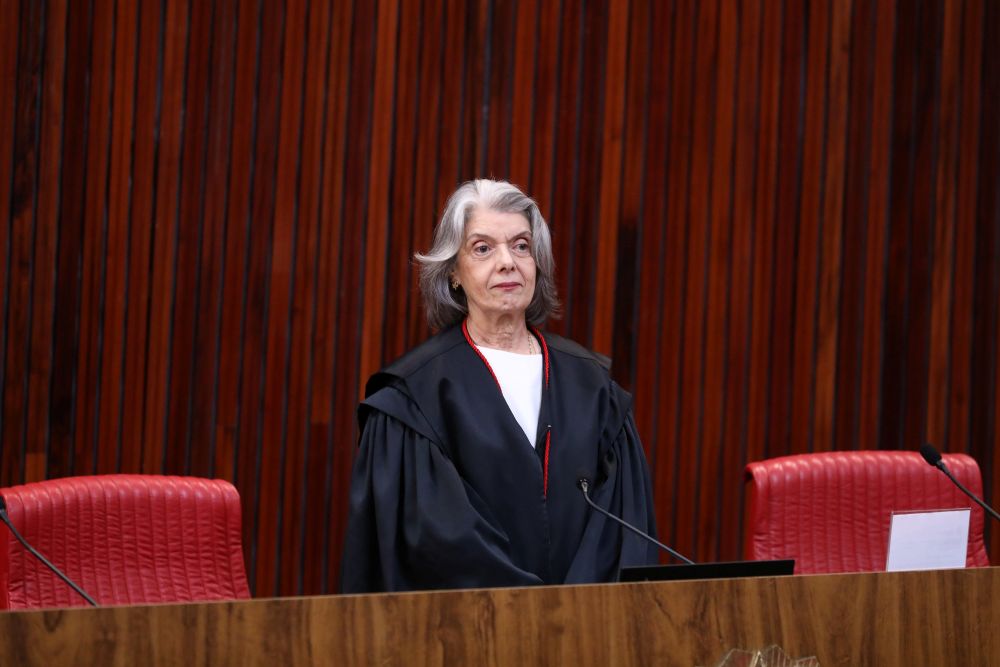 Cármen Lúcia afirma que a democracia depende do povo