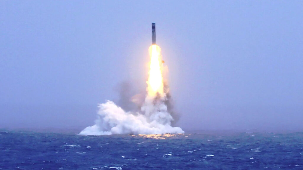 China lança míssil de submarino pela 1ª vez em 44 anos