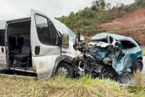 Cinco pessoas morrem em acidente entre carro e van na BR-116, em Minas Gerais