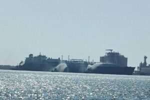 Drones atingem navio dos EUA em terminal de gás no Egito