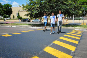 Faixa de pedestre elevada será obrigatória em escolas e unidades de saúde no DF