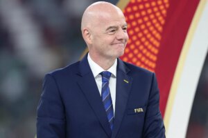 Infantino se corrige após quase admitir torcida para a Argentina