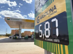 Motoristas encontram postos com o litro de gasolina custando menos de R$ 6,00 no DF
