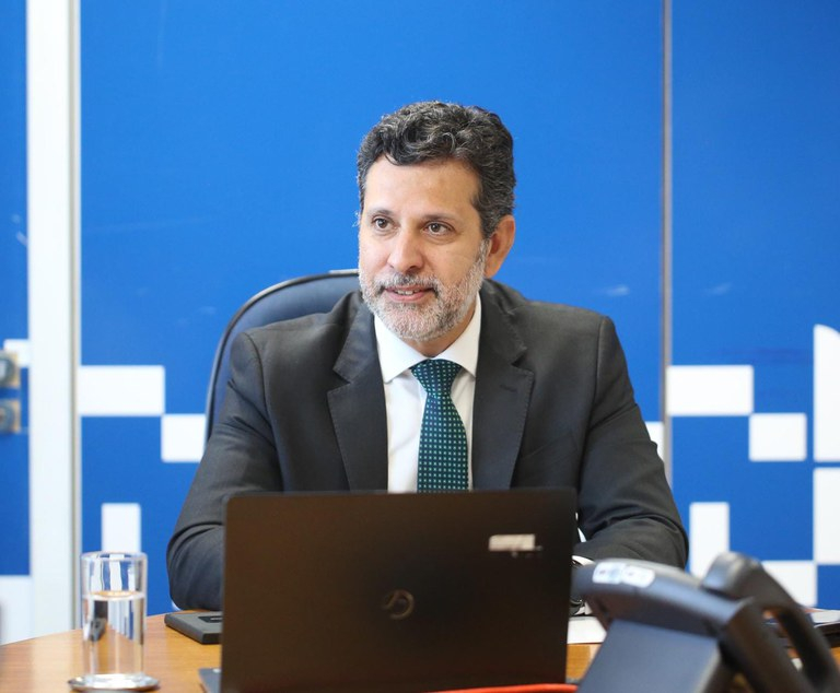 ‘O celular é mais democrático que a biblioteca’, lamenta ministro da Educação na Flip