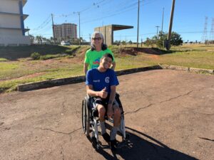 Mãe e filho enfrentam desafios de falta de acessibilidade em parada de ônibus em Samambaia