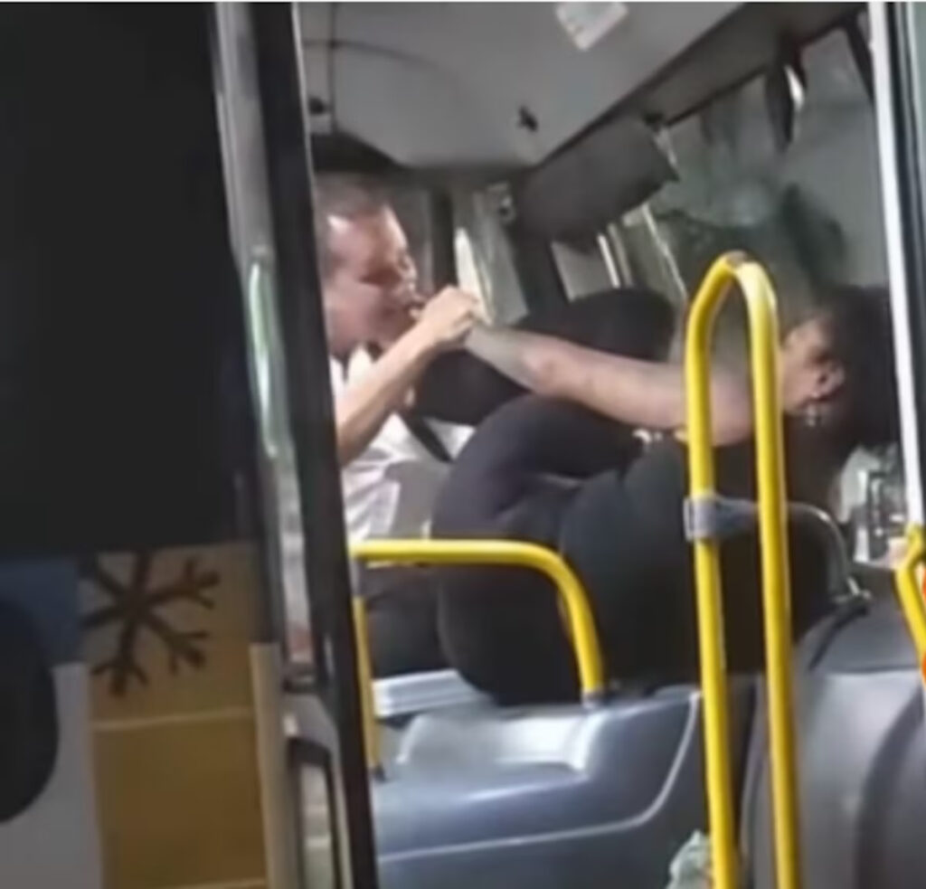 Motorista e passageira se envolvem em briga com tapas e mordidas no Rio