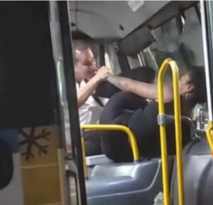 Motorista e passageira se envolvem em briga com tapas e mordidas no Rio