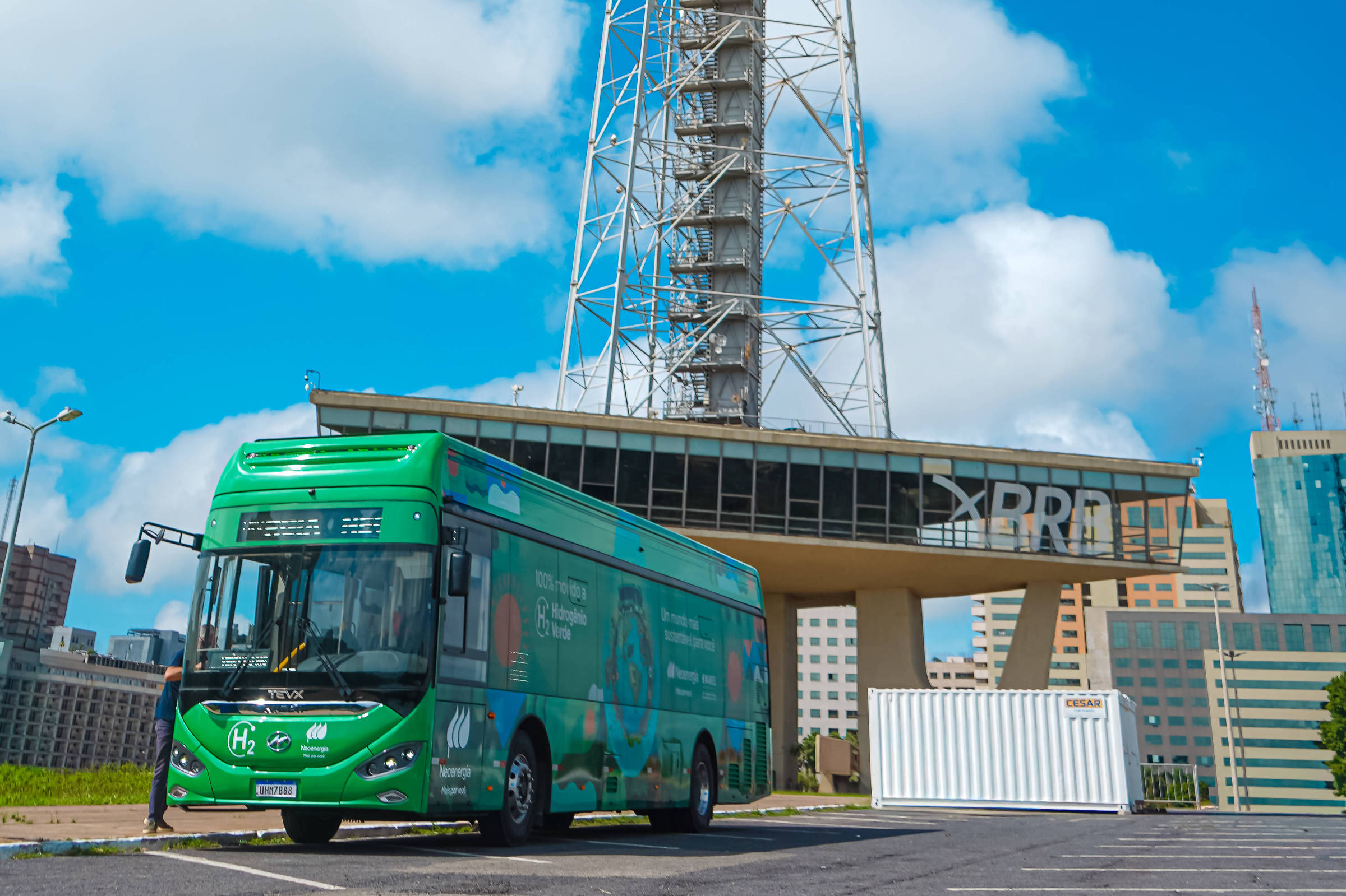Brasília ganha city tour gratuito em ônibus movido a hidrogênio verde