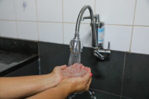 Entidade vê escassez de ácido usado na adição de flúor à água e estuda importação