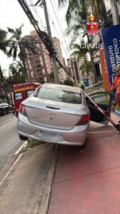 Motorista sofre mal súbito e capota carro em Águas Claras