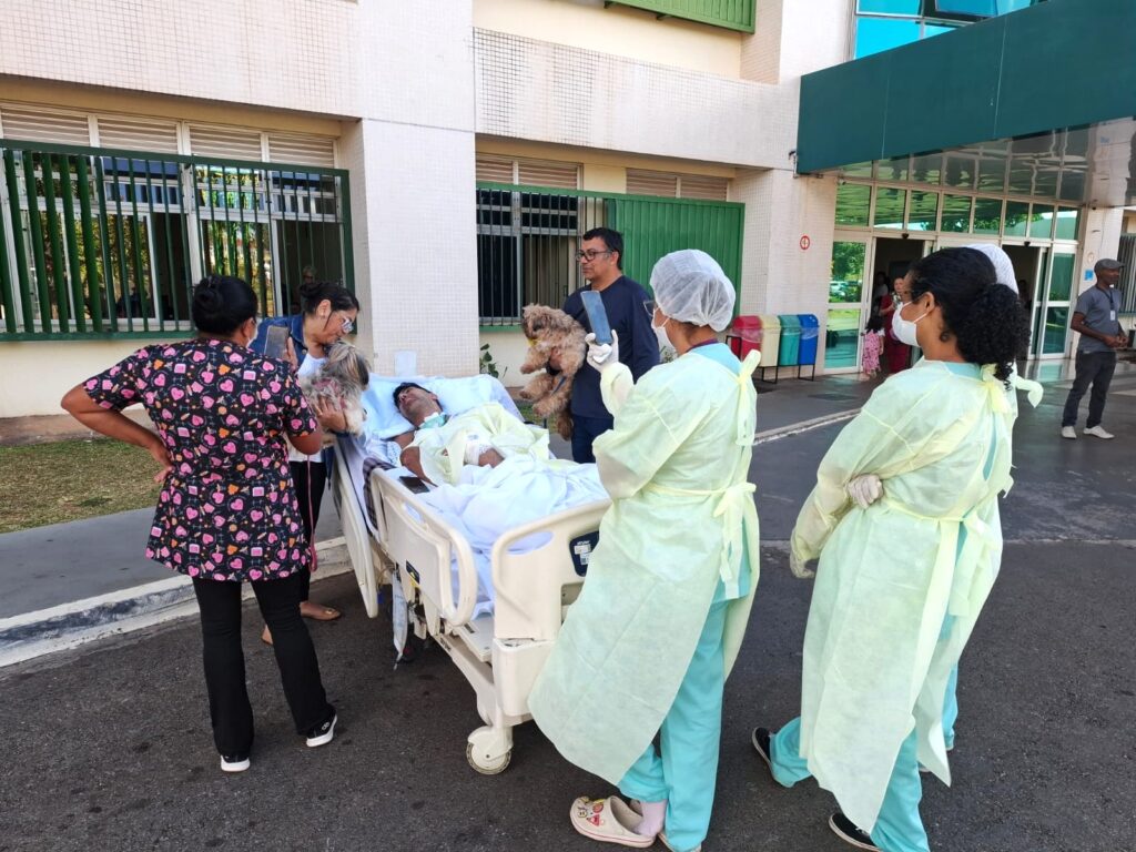 Cães de estimação visitam paciente internado no HRSM