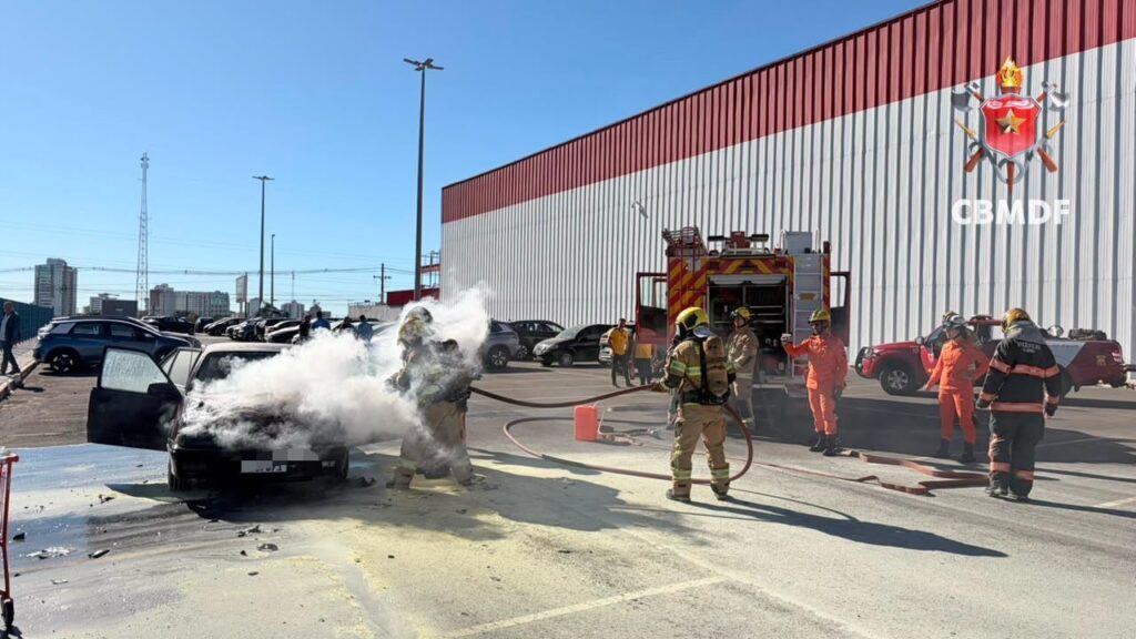 Veículo pega fogo na QS 3 entre Taguatinga e Águas Claras