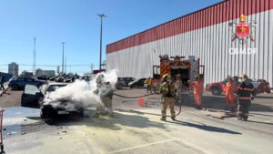 Veículo pega fogo na QS 3 entre Taguatinga e Águas Claras