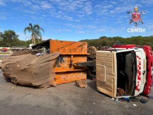 Caminhão tomba no SIA e motorista é levado ao hospital