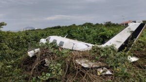 Bimotor cai em praia de Santa Catarina e deixa piloto gravemente ferido