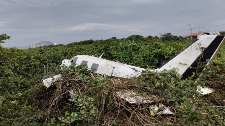 Bimotor cai em praia de Santa Catarina e deixa piloto gravemente ferido
