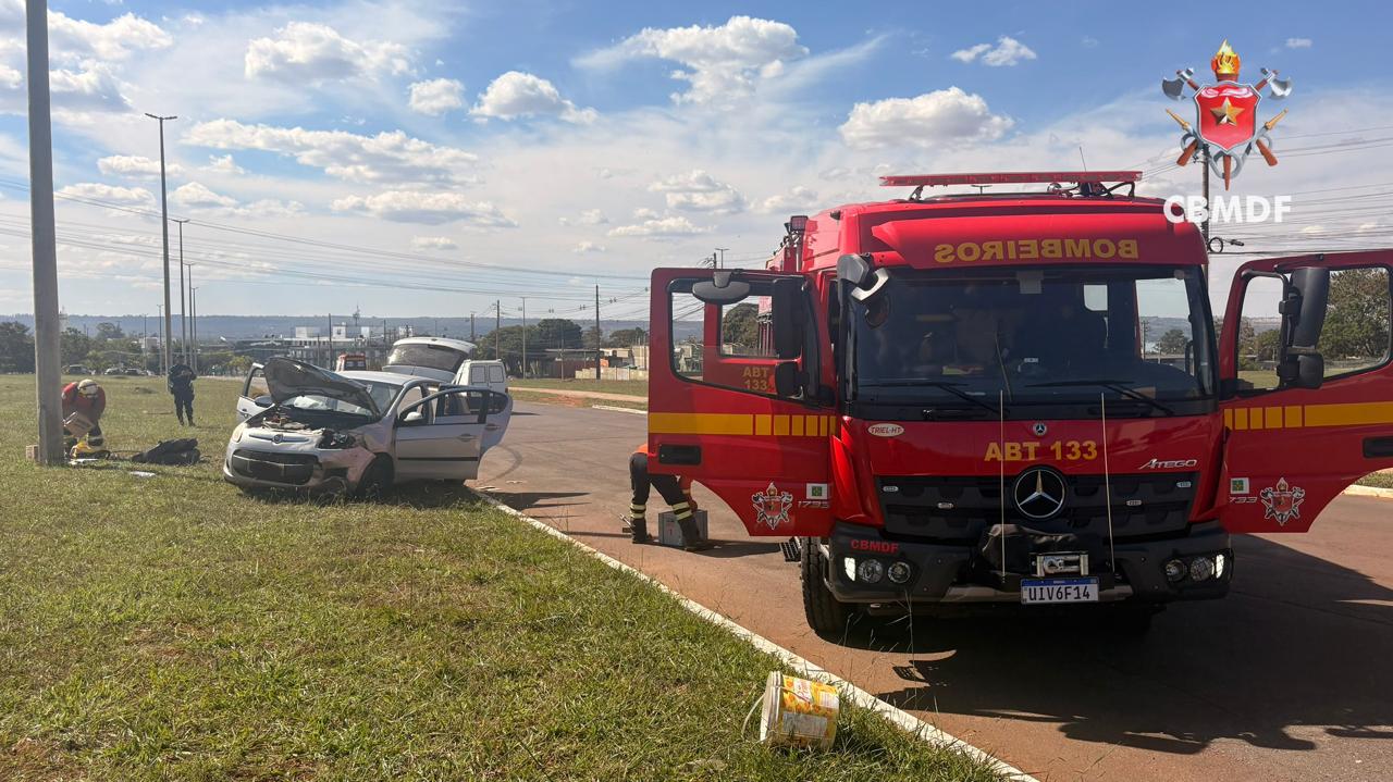 Colisão entre dois carros deixa duas pessoas feridas na Asa Norte